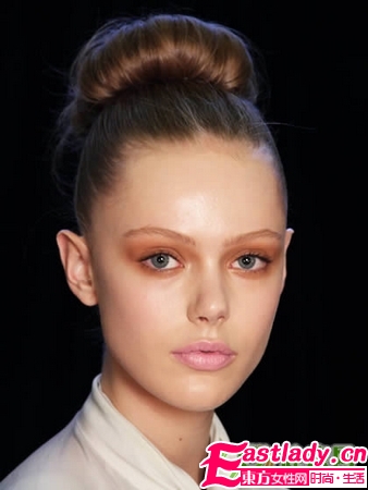 推荐10款闪耀的圣诞妆容