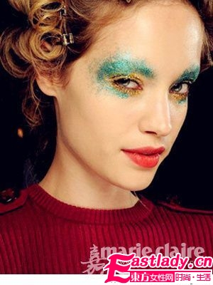 初秋打造不晕妆 用散粉Hold住妆容