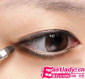 打造日系棕色系眼妆+蓬松大波浪