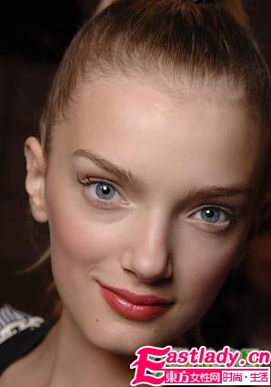 秋季最新时尚清雅裸妆步骤图解