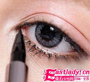 打造日系棕色系眼妆+蓬松大波浪