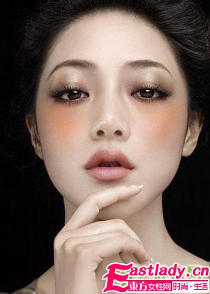 秋季最新时尚清雅裸妆步骤图解