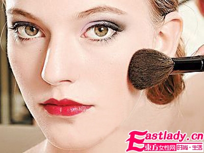 2011彩妆流行趋势-紫色魅惑眼妆的化妆技巧