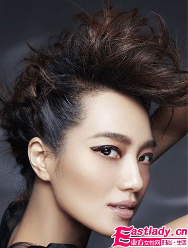 名嘴朱丹颠覆形象演绎时髦摇滚范儿