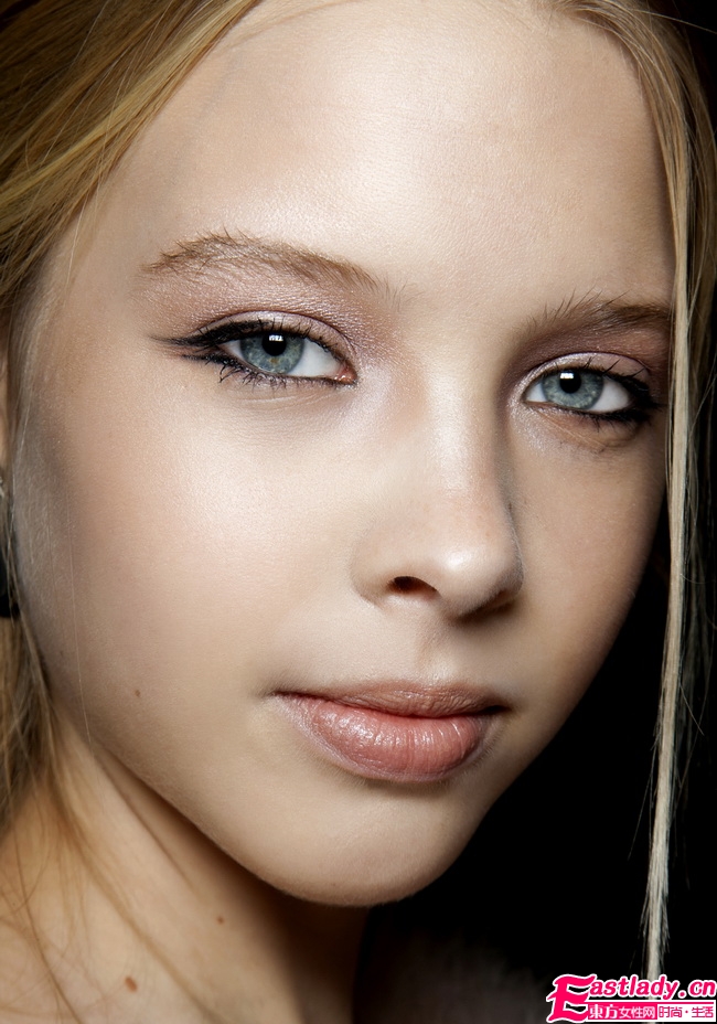 2011初秋时节夺人眼球的眼线画法