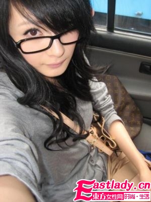 学明星杨幂自拍秀美肌 粗眼线黑睫毛是重点