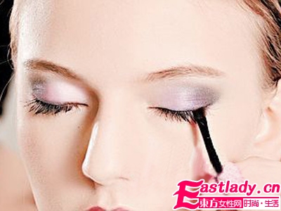 2011彩妆流行趋势-紫色魅惑眼妆的化妆技巧