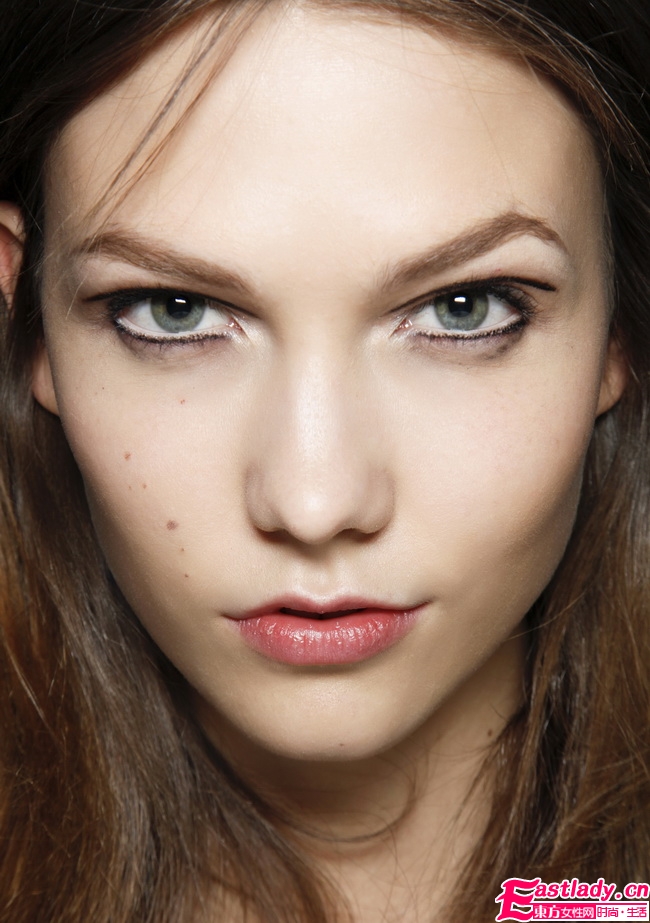 2011初秋时节夺人眼球的眼线画法