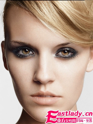 跟明星学化妆 打造小烟熏妆只需5步
