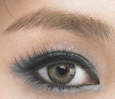 强大假睫毛眼妆 轻易塑造电力眼神