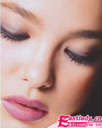 假睫毛当道 妆出萌态秒杀熟男心