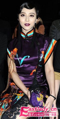 2011年秋冬巴黎时装周范冰冰小露酥胸