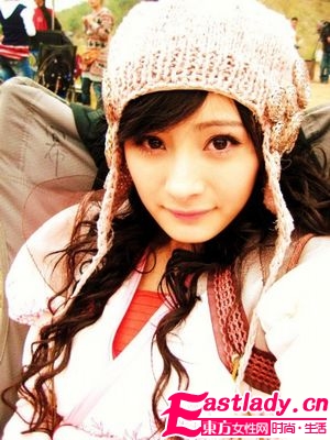 学明星杨幂自拍秀美肌 粗眼线黑睫毛是重点