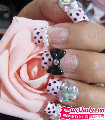 自制粉色波普美甲 让你个性十足