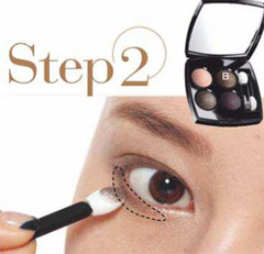 棕色眼妆打造明暗有致的立体妆容