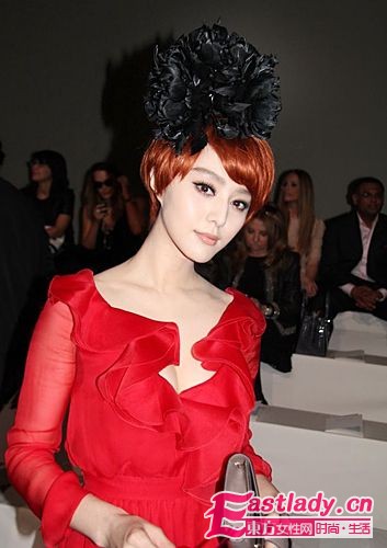 2011年秋冬巴黎时装周范冰冰小露酥胸