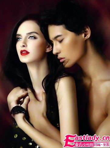 时髦红唇配清透裸妆 让他一见倾心