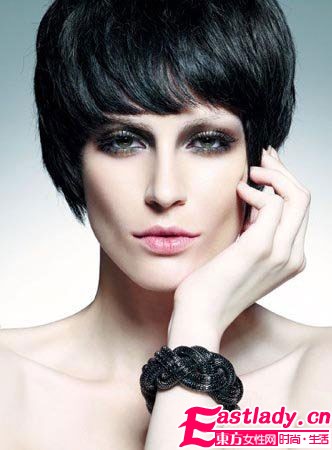 大牌金属系妆容 为寒冷冬日升温