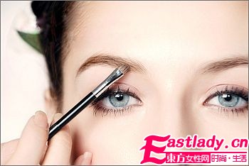 美眉ING 6步成就冬日超自然眉型