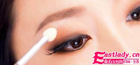 降温我不怕 4步打造暖暖妆容