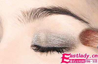 秋冬军旅风 4步成就野艳系眼妆