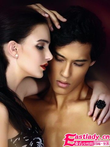 时髦红唇配清透裸妆 让他一见倾心