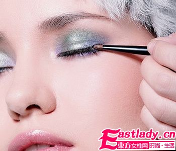 眼妆大变身 7步搞定今冬至in烟熏妆