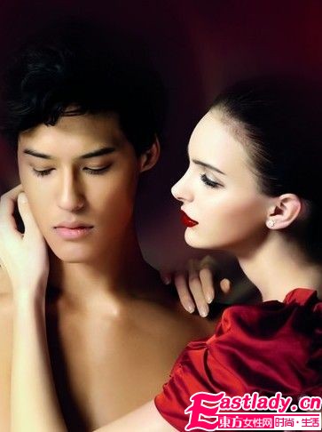 时髦红唇配清透裸妆 让他一见倾心