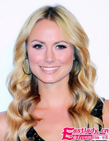 岁末提升人气 欧美女星上演无辜妆容