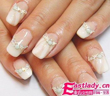 日系法式美甲 指尖亮色轻盈绽放