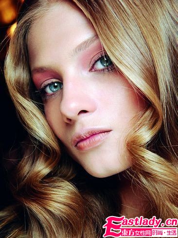 秋冬T台美妆新势力 惹火惊艳闪耀秀场