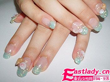 日系法式美甲 指尖亮色轻盈绽放