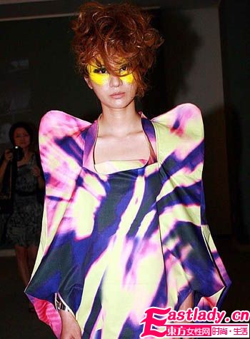 何洁PK李霄云 超女造型清新or雷人