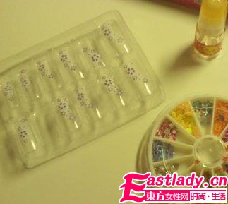 网友示范 轻松简单DIY法式美甲