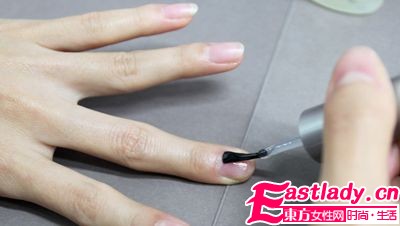 深色甲油大行其道 6大技巧轻松打造