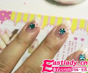 网友示范 轻松简单DIY法式美甲