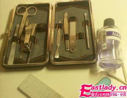 网友示范 轻松简单DIY法式美甲