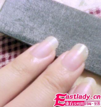 网友示范 轻松简单DIY法式美甲