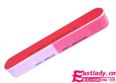 深色甲油大行其道 6大技巧轻松打造