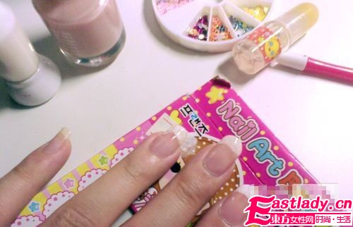 美甲达人手把手教你百搭法式美甲