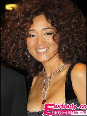 惊爆雷人巩俐现身巴黎古董双年展