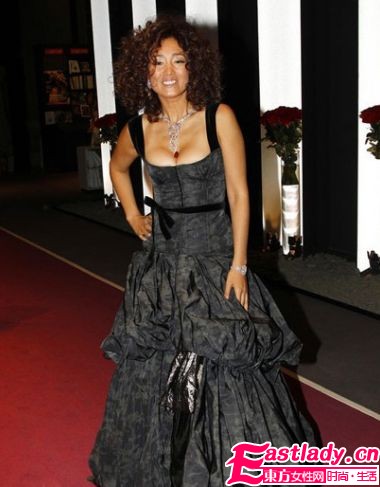 惊爆雷人巩俐现身巴黎古董双年展