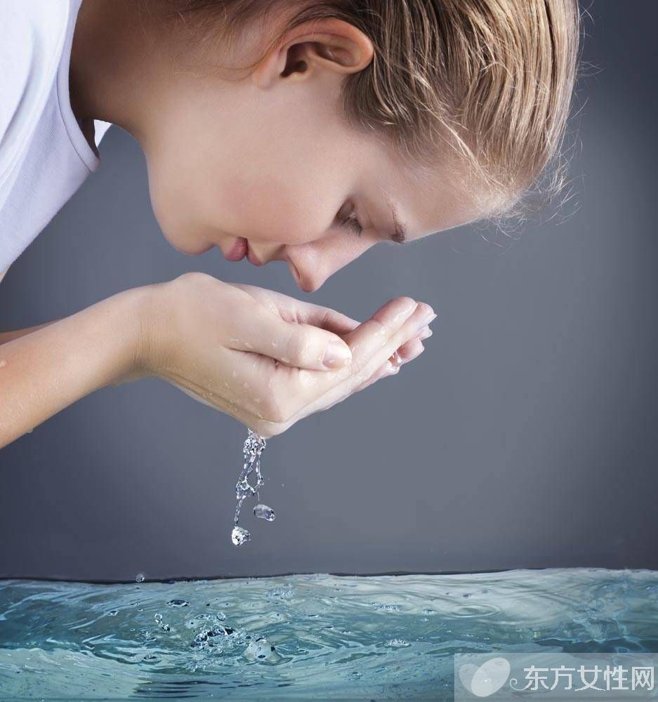 冬天热水洗脸还是冷水洗脸好 多少度的水更好