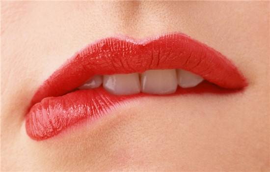 嘴唇起皮是什么原因  教你润唇的简单方法