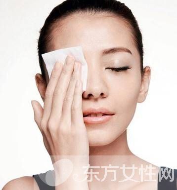 假睫毛怎么卸 这么做既能轻松卸掉还不伤眼睛