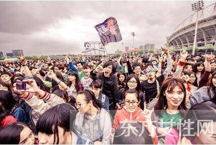  红唇大法 vs 咬唇萌技  自然堂教你玩转音乐节