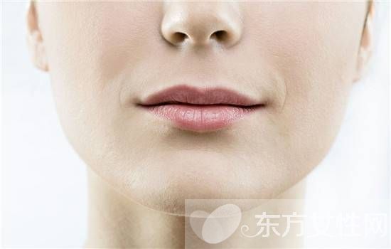 嘴唇起皮是什么原因  教你润唇的简单方法