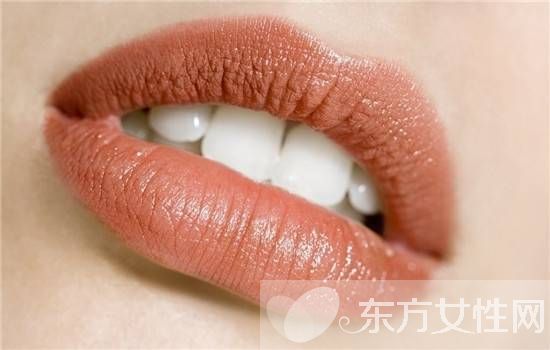 嘴唇起皮是什么原因  教你润唇的简单方法