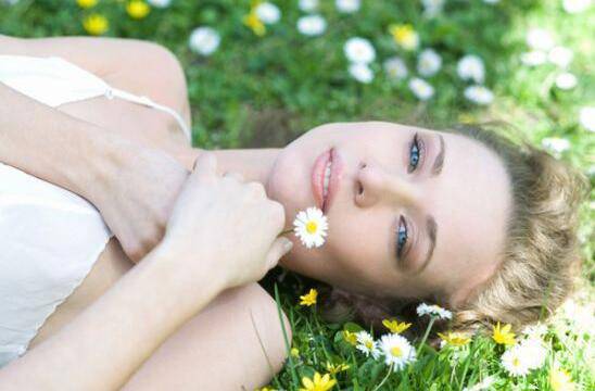 白头粉刺是怎么形成的 该如何去除