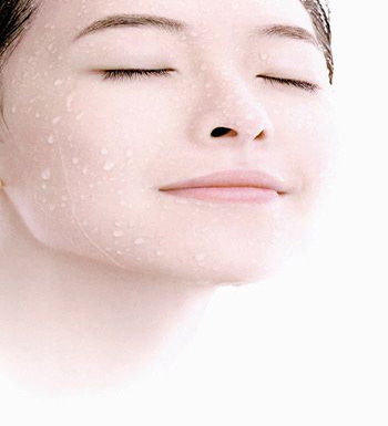保湿补水9大误区  小心肌肤越补越干燥